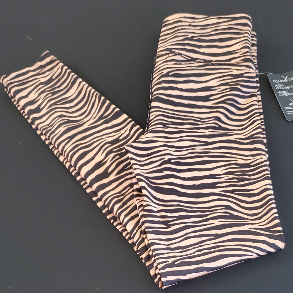 I.N.C Women's High Rise Compression Tiger Stripe Leggings. Size Small